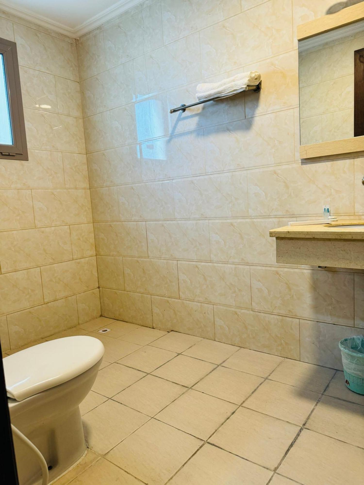 Al Hayat Suites Apartment Манама Екстериор снимка