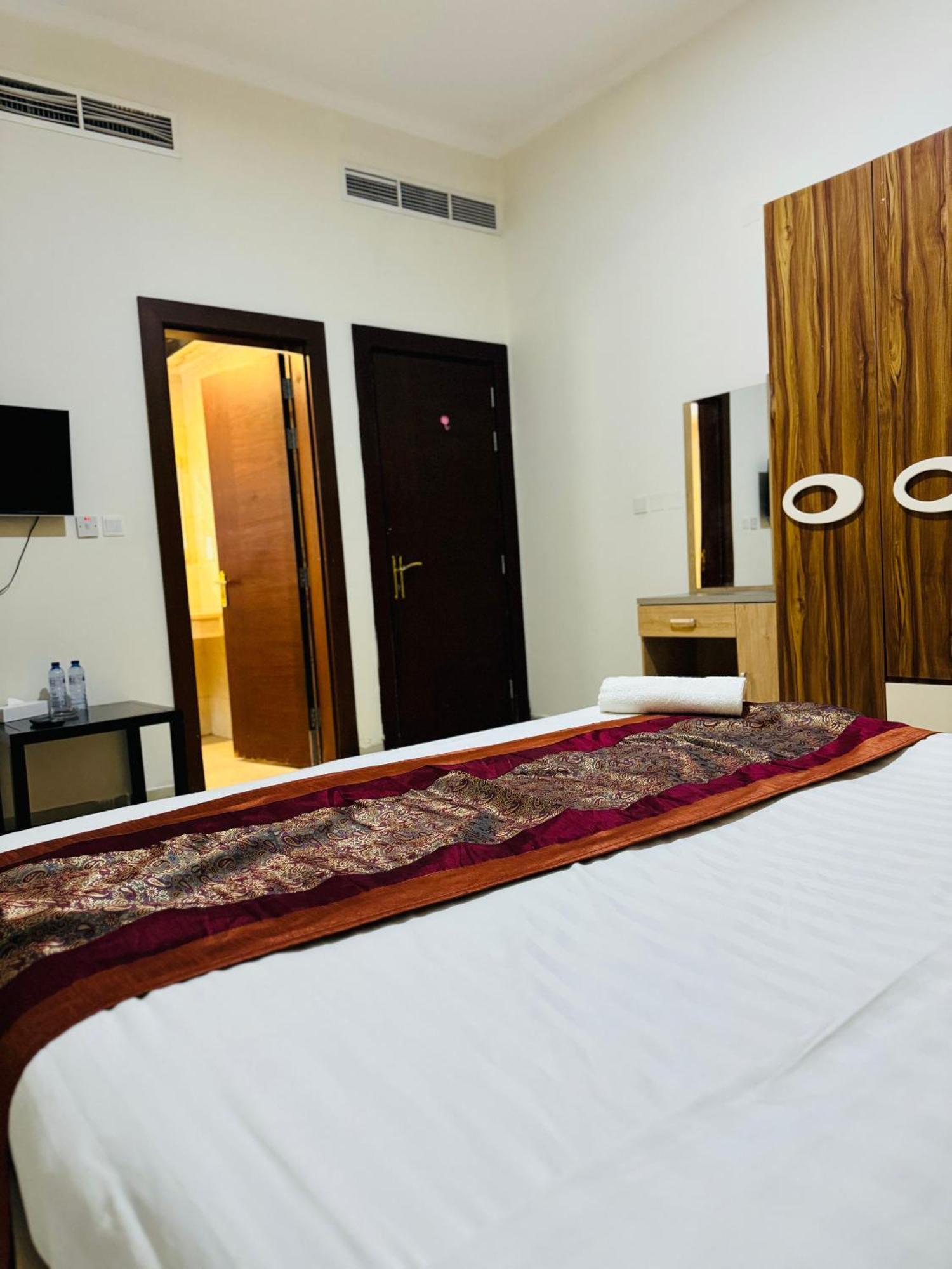 Al Hayat Suites Apartment Манама Екстериор снимка