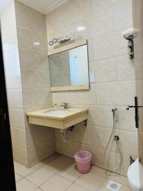 Al Hayat Suites Apartment Манама Екстериор снимка